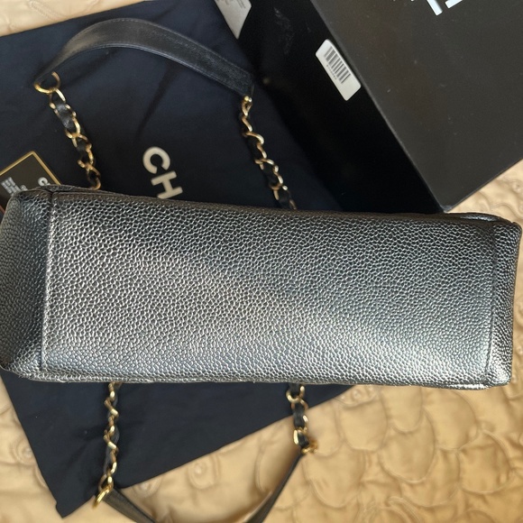 Chanel Vintage Black Caviar CC Chain Tote - Picture 4 of 8